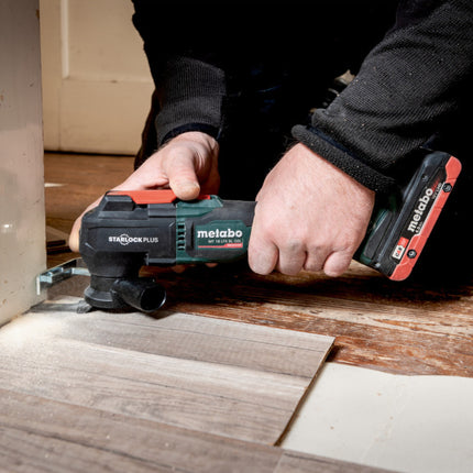 Metabo MT 18 LTX BL QSL multiherramienta sin cable 18 V Brushless Starlock Plus ( 613088800 ) + 2x batería 4.0 Ah + cargador + 12 piezas de accesorios + metaBOX